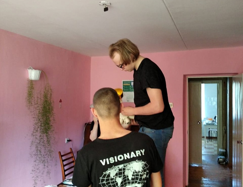 Волонтёры техникума оказали помощь женщине